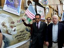 John McCain en Bengasi, Libia. John McCain en Bengasi, Libia.