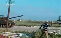 Un hombre lanza una piedra a un tanque en Dera, Siria.