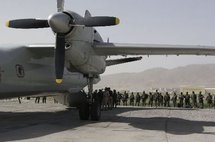 Soldados afganos, en el aeropuerto militar de Kabul.