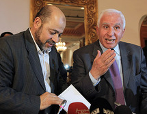 A la izquierda, Musa Abu Marsuk, el negociador de Hamas, y a la derecha, el negociador de Fatah, Asam Al Ahmad.