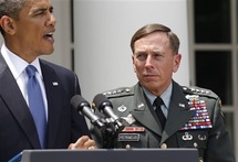 Barak Obama-izquierda-y David Petraeus. Barak Obama-izquierda-y David Petraeus.