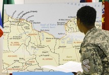 Un soldado de la OTAN mira un mapa de Libia en Nápoles, Italia.