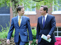Nick Clegg-izquierda- y David Cameron.