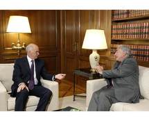 Papandreou, a la izquierda, con Strauss-Kahn.