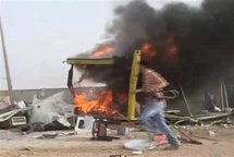 Una persona corre cerca del puerto de Misrata, durante un bombardeo de misiles. Una persona corre cerca del puerto de Misrata, durante un bombardeo de misiles.