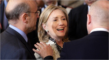 Hillary Rodham Clinton,entre Alain Juppé y William Hague.