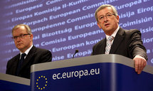 El presidente del Eurogrupo, Jean-Claude Juncker-a la derecha-, y el comisario de Asuntos Económicos, Olli Rehn.