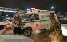 Un militar y un civil dirigen el tráfico tras un bombardeo en Tripoli, Libia. Un militar y un civil dirigen el tráfico tras un bombardeo en Tripoli, Libia.