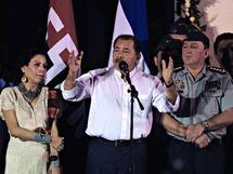 Daniel Ortega, en el centro.