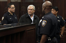 Dominique Strauss-Kahn, escoltado por policías de Nueva York. Dominique Strauss-Kahn, escoltado por policías de Nueva York.