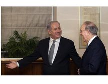 Benjamin Netanyahu, a la izquierda, y George Mitchell.