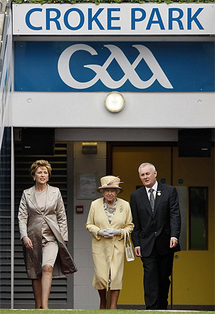 De izquierda a derecha, la presidenta de Irlanda Mary McAleese, la reina de Inglaterra Elizabeth II y Christy Cooney, en el estadio Croke Park. . De izquierda a derecha, la presidenta de Irlanda Mary McAleese, la reina de Inglaterra Elizabeth II y Christy Cooney, en el estadio Croke Park. .