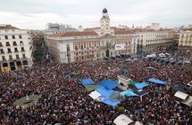 La multitud se congrega en la plaza de la Puerta del Sol de Madrid