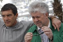 Antonio Banderas-izquierda- y Pedro Almodóvar.