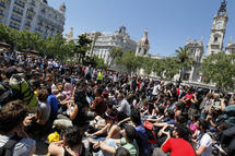 Manifestantes en la plaza del ayuntamiento, Valencia.