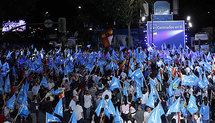 Votantes y simpatizantes del PP, ante la sede nacional, en Madrid.