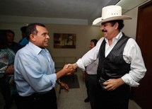 Porfirio Lobo-izquierda-, y Manuel Zelaya.