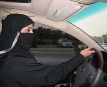Arabia: mujer inculpada por haber transgredido la prohibición de conducir Arabia: mujer inculpada por haber transgredido la prohibición de conducir