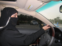 Arabia: campaña por liberación de mujer inculpada por conducir un coche Arabia: campaña por liberación de mujer inculpada por conducir un coche