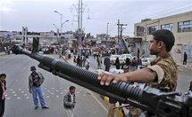 Un soldado en un puesto de control en Saná, Yemen.