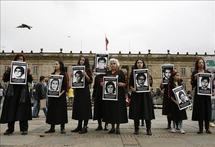 Familiares de desaparecidos protestan ante el congreso colombiano.