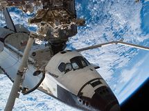 El transbordador Endeavour, amarrado a la estación espacial internacional.