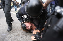 Los mossos d'esquadra (la policía catalana) desalojan a los acampados en Barcelona.