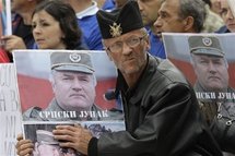 Un manifestante con un retrato de Mladic en Bosnia.