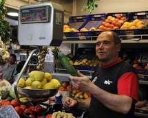 Un vendedor de verduras en Málaga, España. Un vendedor de verduras en Málaga, España.