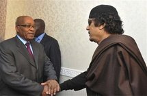 El presidente de Sudáfrica, Jacob Zuma, y el de Libia, Muammar Al Gaddafi.