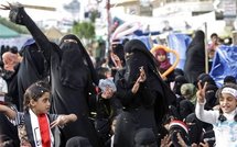 Manifestantes en Saná, Yemen, celebran la partida de Ali Abdala Saleh.