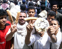 Manifestantes protestando por los precios de los alimentos, en Yemen.