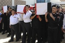 Policías sirios llevan ataúdes de sus compañeros, en Damasco, Siria. Policías sirios llevan ataúdes de sus compañeros, en Damasco, Siria.