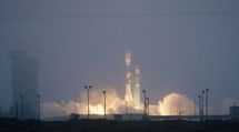 Lanzamiento del cohete con el satélite, ayer, en California. Lanzamiento del cohete con el satélite, ayer, en California.