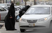 Mujeres saudíes desafían la prohibición de conducir