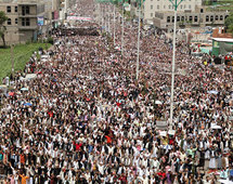 Manifestantes en la plaza de la libertad, en Tais, Yemen.