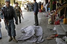 Un policía al lado del cadáver de un presunto atacante, en Kabul, Afganistán.