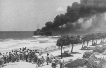 El Altalena, en llamas, frente a la playa de Tel Aviv, en 1948.