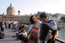 Dos personas tocan instrumentos en una edición anterior de la Fiesta de la Música.