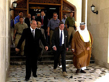 Paul Bremer, en el centro, con Iyad Allaui-izquierda- y otros iraquíes, en 2004, en Irak.