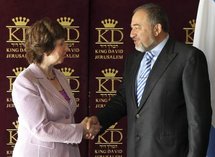 Catherine Ashton-izquierda-, y el ministro de exteriores israelí, Avigdor Lieberman.