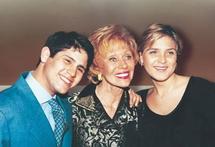 Ernestina Herrera de Noble, con los que se supone que son sus hijos.