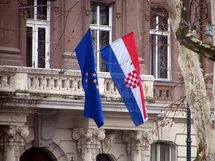 Las banderas de Croacia y de la Unión Europea.