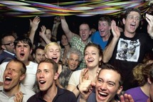 Partidarios celebran la decisión en el Stonewall Inn, en West Village.