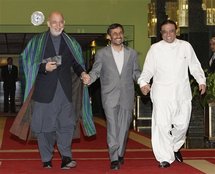 De izquierda a derecha, Hamid Karzai, Mahmud Ahmadinejad y Asif Ali Zardari. De izquierda a derecha, Hamid Karzai, Mahmud Ahmadinejad y Asif Ali Zardari.