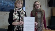 Miembros de Anadir muestran una denuncia. Miembros de Anadir muestran una denuncia.