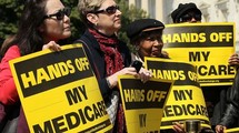 Manifestantes piden que no se recorten los gastos sanitarios, en Estados Unidos.
