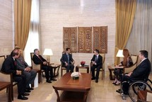El presidente sirio Bashar al Asad, con un diputado británico y otro estadounidense. El presidente sirio Bashar al Asad, con un diputado británico y otro estadounidense.
