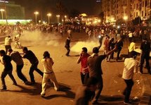Manifestantes entre los gases lacrimógenos en El Cairo, Egipto. Manifestantes entre los gases lacrimógenos en El Cairo, Egipto.