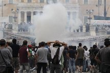 Manifestantes ante el parlamento griego, en Atenas, Grecia.